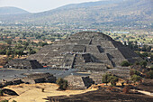 In der Nähe von Mexiko-Stadt,Mexiko,Archäologische Stätte Teotihuacan,Blick von der Sonnenpyramide auf die Mondpyramide