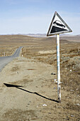 Straßenschild auf der Straße zwischen Ulaanbaatar und Karkhorin, Mongolei