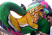 Anlegen von dekorativen Holzstoßzähnen beim Elefantenfest in Jaipur, der Hauptstadt von Rajasthan, Indien. Jährlich stattfindende Veranstaltung im Chaughan-Stadion innerhalb der alten Stadtmauern von Jaipur. Die bei Touristen beliebte Veranstaltung findet einen Tag vor dem indischen Holi-Fest statt, das traditionell