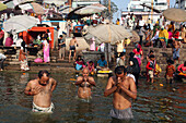Beten und Baden im heiligen Wasser am Dashashwamedh Ghat, dem berühmtesten und zentralsten Badeghat. Die Kultur von Varanasi ist eng mit dem Fluss Ganges und dessen religiöser Bedeutung verbunden, sie ist die "religiöse Hauptstadt Indiens" und ein bedeutender Ort für den Tourismus.