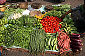 Obst und Gemüse zu verkaufen in der Straße neben dem New Market in der Nähe der Sudder Street, einem beliebten Viertel für preiswerte Unterkünfte für Rucksacktouristen in Kalkutta / Kalkutta, der Hauptstadt des Bundesstaates Westbengalen, Indien, Asien.