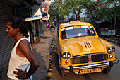 Taxi in der Sudder Street, dem preisgünstigen Viertel von Kalkutta. Der Taxifahrer wartet auf einen Backpacker/Touristen. Kalkutta / Kolkata, die Hauptstadt des Bundesstaates Westbengalen, Indien, Asien.