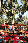 Auf dem weltberühmten Anjuna Flea Market, der mittwochs am Anjuna Beach im Bundesstaat Goa, Indien, Asien, stattfindet.