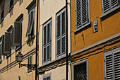 Traditionelles Haus/jetzt Wohnungen mit Fensterläden südlich des Arno in einer typischen Gegend im Zentrum von Florenz in der Toskana. Italien. Juni.
