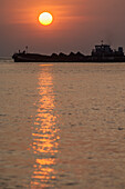 Indien,Goa,Frachtschiffe in der Abenddämmerung,Panjim