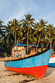 Indien,Buntes Fischerboot am Palolem Strand,Goa