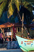 Indien,Fischerboot bei Sonnenuntergang am Palolem-Strand,Goa