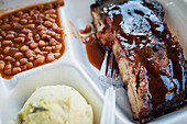 USA,Mississippi,Traditional barbeque meal,Indianola