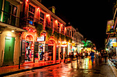 USA,Louisiana,Französisches Viertel,New Orleans,Bourbon Street,Nachtansicht der Stadtstraße