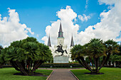 USA,Louisiana,French Quarter,New Orleans,Blick auf die Statue von Andrew Jackson vor der Saint Louis Kathedrale
