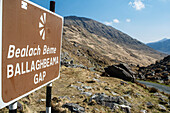 UK,Irland,County Kerry,Iveragh Halbinsel,Schild für Straße nach Ballaghbeama Gap
