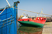 Bunte Boote im Fischerdorf Portmagee, Iveragh Peninsula, County Kerry, Irland, UK