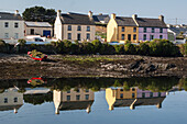 Bunte Häuser spiegeln sich im Wasser,Portmagee,Iveragh Peninsula,County Kerry,Irland,UK