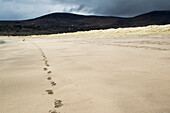 Fußabdrücke am Strand von Derrynane, Grafschaft Kerry, Irland, Vereinigtes Königreich