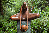 Mill Cove Gallery,Mit Wassertropfen bedeckte Skulptur im Skulpturengarten,County Kerry,Irland,UK