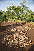 Äthiopien,Südwest-Äthiopien,Omo-Tal,Südliches Mursiland,Zentrum von benna kulugto (Steinplattform),Dirikoro