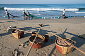 Myanmar (Burma),Irrawaddyi Division,Fischen von kleinen Garnelen mit Netzen