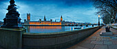 UK,Panoramablick auf Houses of Parliament in der Abenddämmerung von der Themse aus,London
