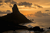 Brasilien,Pernambuco,Blick auf Morro do Pico bei Sonnenuntergang von Forte dos Remedios,Fernando de Noronha