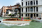 Gondeln auf dem Canal Grande, Venedig, Italien