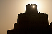 Silhouette der Festung Al Jahili, Al Ain, Abu Dhabi, Vereinigte Arabische Emirate