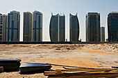 Verlassene Baustelle vor Büro- und Wohnhochhäusern entlang der Sheikh Zayed Road, Dubai, Vereinigte Arabische Emirate