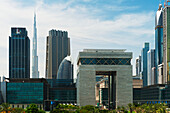 Difc (Dubai International Financial Centre) Gebäude mit Burj Khalifa im Hintergrund, Dubai, Vereinigte Arabische Emirate