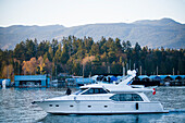 Motorboot, das aus dem Hafen segelt, Vancouver Waterfront, Vancouver, British Columbia, Kanada