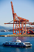 Fähre fährt an Kränen vorbei, Vancouver Waterfront, Hafen, Vancouver, British Columbia, Kanada