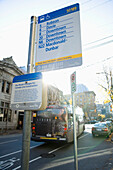 Bushaltestelle mit Bus, der gerade wegfährt, Vancouver, British Columbia, Kanada