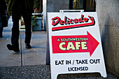 Menschen gehen am Café-Schild auf dem Bürgersteig vorbei, Vancouver, British Columbia, Kanada