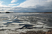 Rissige Eisdecke auf See, Finnland