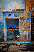Fahrrad versteckt in altem Nebengebäude, Jodhpur, Rajasthan, Indien
