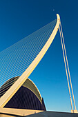 Mond über El Pont De L'assut De L'or und L'agora in Ciudad De Las Artes Y Las Ciencias (Stadt der Künste und Wissenschaften), Valencia, Spanien