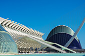 Detail von El Museu De Les Ciencies Principe Felipe mit El Pont De L'assut De L'or und L'agora auf der rechten Seite in der Stadt der Künste und Wissenschaften, Valencia, Spanien