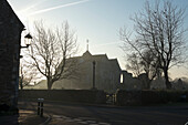 Nebliger Wintermorgen an der Kirche St. Thomas The Martyr, Winchelsea, East Sussex, England, Großbritannien
