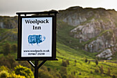 Schild für Woolpack Inn, berühmtes altes Drovers' Pub und Gasthaus, Eskdale, westlicher Lake District, Cumbria, England, Großbritannien