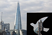 Shard und Tower Bridge durch öffentliche Kunstwerke betrachtet,London,England,UK