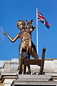 Golden Boy auf Schaukelpferd auf dem vierten Sockel am Trafalgar Square, London, England, Großbritannien