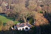 Hausdach mit Sonnenkollektoren,Glastonbury,Somerset,England