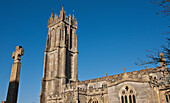 Fassade einer Kirche mit Kreuz auf einem Denkmal,Glastonbury,Somerset,England