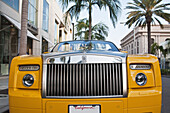 Vorderansicht einer gelben Limousine,Kalifornien,USA