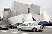Autos fahren vor modernem Gebäude,Kalifornien,USA