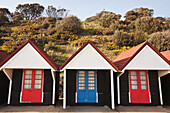 Bunte Strandhütten am Strand von Bournemouth, Bournemouth, Dorset, England, Großbritannien