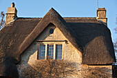 Fassade eines Hauses mit Strohdach, Wiltshire, England, Vereinigtes Königreich