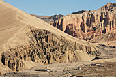 Mani-Wand mit Blick auf die Dhakmar-Klippe, Ghemi (Ghami), Oberes Mustang-Tal, Nepal