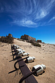 Elektrische Ausrüstung in der Nähe einer verlassenen Stadt,Kolmanskop Ghost Town,Namibia