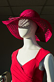 Schaufensterpuppe mit rotem Kleid und rotem Hut, England