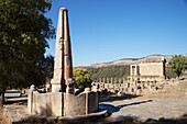 Römische Ruinen, Brunnen und Blick auf den Severan-Tempel, Djemila, Algerien