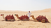 Ein lokaler Kameltreiber in einem leeren Viertel in der Liwa-Oase, Liwa-Oase, Abu Dhabi, Vereinigte Arabische Emirate